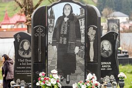 Paní je vyobrazená na pozadí Prahy (2025)