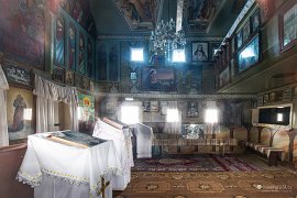 Interiér dřevěného kostela (2025)