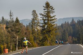 Trénink biatlonistů na kolečkových lyžích na čerstvě spravené hlavní silnici (2017)