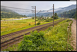 Vlaková trať v údolí poblíž obce Hrebeniv (Гребенів)