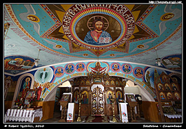 Interiér kostelíku v centru Solotviny.