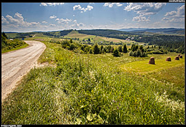 Pohled z hlavní silnice Turka - Užok (od odbočky na obec Boryňa) na malebnou krajinu Stryjsko-Sanské vrchoviny a polské Bieszczady
