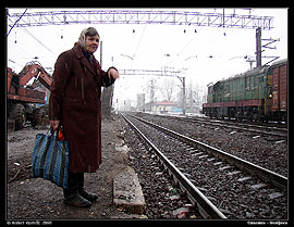 Babička čekající na vlak na místním nádraží v době jeho rekonstrukce.