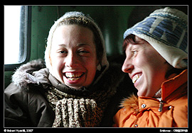 Dívky z Kyjeva cestující gazem na Drahobrat, skákání na sedadlech kvůli rozbité cestě vyvolávalo úsměvy u celého lyžařského kurzu