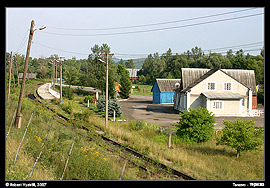 Železniční hraniční přechod Teresva, v domě na fotografii probíhá celní kontrola, v pozadí je viditelný most přes hraniční řeku Tisu.