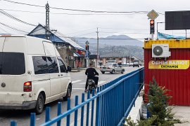 Ruch v centru městečka. V pozadí hora Tempa (Темпа, 1090 m), před ní louky na vrchu Špiň (Шпінь, 614 m) (2025)