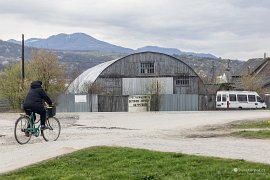 Krásná půlkruhová servisní hala / hangár?, v pozadí hora Tempa (2025)