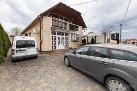 Cukrárna na okraji Bočkova, kde je možné medovníky zakoupit (2025)