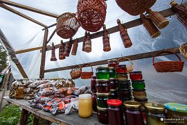Místní specialita, barevné medy, které můžete koupit i u Siněvirského jezera (2018)
