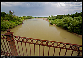 Řeka Tisa z mostu na ukrajinské straně hranice u obce Vylok
