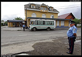 Policejní kontrola u autobusového nádraží